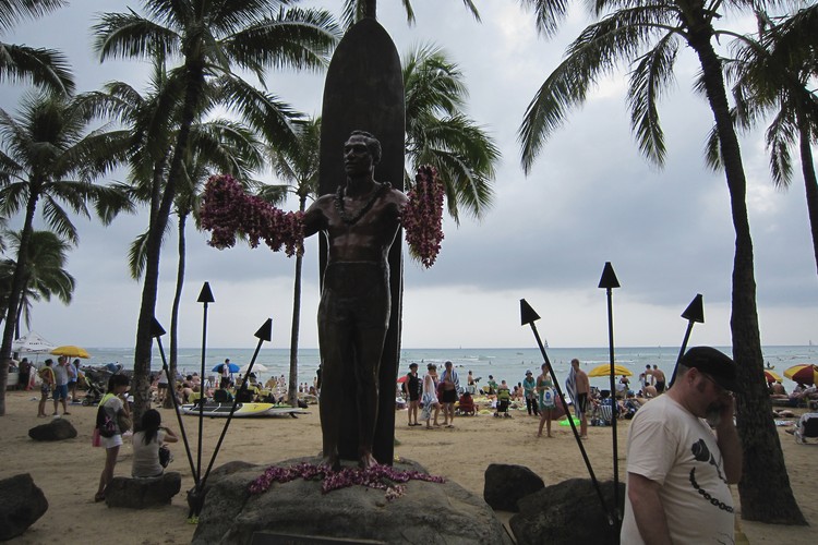 Duke Paoa Kahahamoku statue