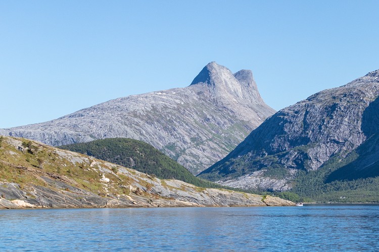 Evjesundet (water passage) and Falkflogtindan (mountains)
