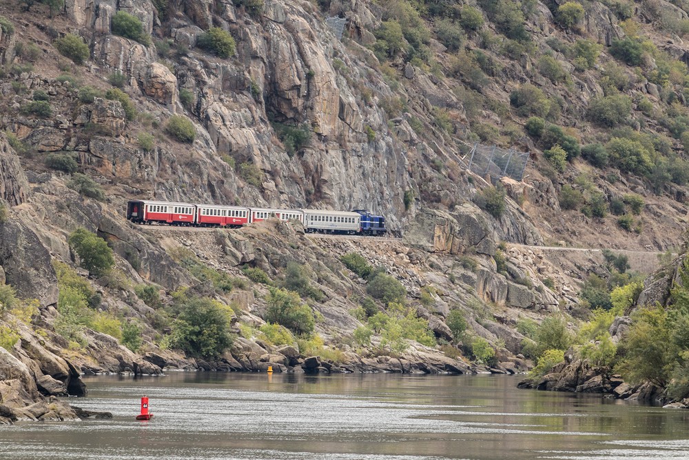 Train in the Douro River Gorge
