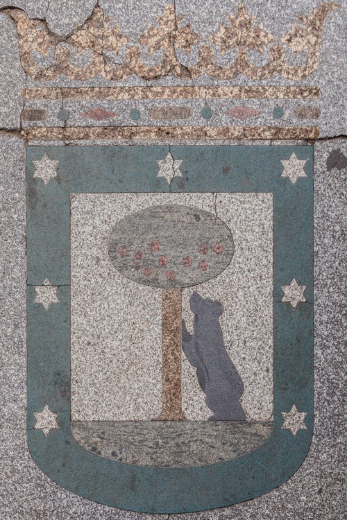 El Oso y el Madroo (bear and strawberry tree)