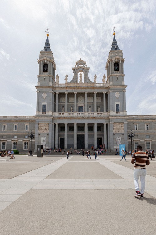 Catedral de Santa Mar} la Real de la Almudena
